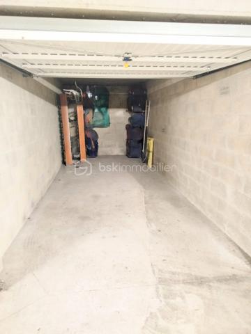 À VENDRE – Appartement T2 de 57 m² à DAMMARIE-LES-LYS

Dans une résidence sécurisée, fermée et recherchée, découvrez cet agréable appartement de 57 m², situé au 4ᵉ étage avec ascenseur.

Il se compose d’une entrée avec placard, d’une salle d’eau, de WC séparés, d’un salon avec cuisine ouverte, aménagée et équipée, ainsi que d’une chambre avec rangement.

Le bien est vendu avec un garage fermé en sous-sol (box).

Charges de copropriété : 130 € par mois, comprenant l’eau froide et l’entretien des espaces communs.

💰 Prix : 159 000 € frais d’agence inclus

Un appartement idéal pour une résidence principale ou un investissement, au sein d’une résidence appréciée et sécurisée.