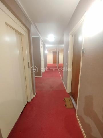 À VENDRE – Appartement T2 de 57 m² à DAMMARIE-LES-LYS

Dans une résidence sécurisée, fermée et recherchée, découvrez cet agréable appartement de 57 m², situé au 4ᵉ étage avec ascenseur.

Il se compose d’une entrée avec placard, d’une salle d’eau, de WC séparés, d’un salon avec cuisine ouverte, aménagée et équipée, ainsi que d’une chambre avec rangement.

Le bien est vendu avec un garage fermé en sous-sol (box).

Charges de copropriété : 130 € par mois, comprenant l’eau froide et l’entretien des espaces communs.

💰 Prix : 159 000 € frais d’agence inclus

Un appartement idéal pour une résidence principale ou un investissement, au sein d’une résidence appréciée et sécurisée.