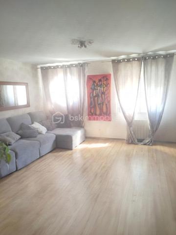 À VENDRE – Appartement T2 de 57 m² à DAMMARIE-LES-LYS

Dans une résidence sécurisée, fermée et recherchée, découvrez cet agréable appartement de 57 m², situé au 4ᵉ étage avec ascenseur.

Il se compose d’une entrée avec placard, d’une salle d’eau, de WC séparés, d’un salon avec cuisine ouverte, aménagée et équipée, ainsi que d’une chambre avec rangement.

Le bien est vendu avec un garage fermé en sous-sol (box).

Charges de copropriété : 130 € par mois, comprenant l’eau froide et l’entretien des espaces communs.

💰 Prix : 159 000 € frais d’agence inclus

Un appartement idéal pour une résidence principale ou un investissement, au sein d’une résidence appréciée et sécurisée.