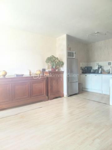 À VENDRE – Appartement T2 de 57 m² à DAMMARIE-LES-LYS

Dans une résidence sécurisée, fermée et recherchée, découvrez cet agréable appartement de 57 m², situé au 4ᵉ étage avec ascenseur.

Il se compose d’une entrée avec placard, d’une salle d’eau, de WC séparés, d’un salon avec cuisine ouverte, aménagée et équipée, ainsi que d’une chambre avec rangement.

Le bien est vendu avec un garage fermé en sous-sol (box).

Charges de copropriété : 130 € par mois, comprenant l’eau froide et l’entretien des espaces communs.

💰 Prix : 159 000 € frais d’agence inclus

Un appartement idéal pour une résidence principale ou un investissement, au sein d’une résidence appréciée et sécurisée.