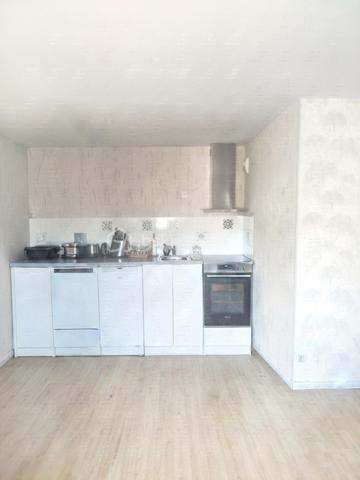 À VENDRE – Appartement T2 de 57 m² à DAMMARIE-LES-LYS

Dans une résidence sécurisée, fermée et recherchée, découvrez cet agréable appartement de 57 m², situé au 4ᵉ étage avec ascenseur.

Il se compose d’une entrée avec placard, d’une salle d’eau, de WC séparés, d’un salon avec cuisine ouverte, aménagée et équipée, ainsi que d’une chambre avec rangement.

Le bien est vendu avec un garage fermé en sous-sol (box).

Charges de copropriété : 130 € par mois, comprenant l’eau froide et l’entretien des espaces communs.

💰 Prix : 159 000 € frais d’agence inclus

Un appartement idéal pour une résidence principale ou un investissement, au sein d’une résidence appréciée et sécurisée.