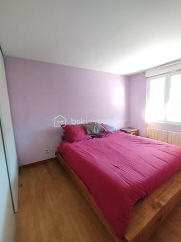À VENDRE – Appartement T2 de 57 m² à DAMMARIE-LES-LYS

Dans une résidence sécurisée, fermée et recherchée, découvrez cet agréable appartement de 57 m², situé au 4ᵉ étage avec ascenseur.

Il se compose d’une entrée avec placard, d’une salle d’eau, de WC séparés, d’un salon avec cuisine ouverte, aménagée et équipée, ainsi que d’une chambre avec rangement.

Le bien est vendu avec un garage fermé en sous-sol (box).

Charges de copropriété : 130 € par mois, comprenant l’eau froide et l’entretien des espaces communs.

💰 Prix : 159 000 € frais d’agence inclus

Un appartement idéal pour une résidence principale ou un investissement, au sein d’une résidence appréciée et sécurisée.