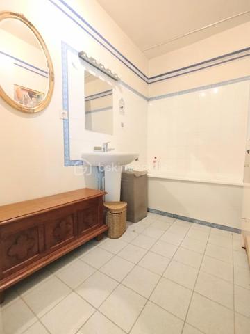 À VENDRE – Appartement T2 de 57 m² à DAMMARIE-LES-LYS

Dans une résidence sécurisée, fermée et recherchée, découvrez cet agréable appartement de 57 m², situé au 4ᵉ étage avec ascenseur.

Il se compose d’une entrée avec placard, d’une salle d’eau, de WC séparés, d’un salon avec cuisine ouverte, aménagée et équipée, ainsi que d’une chambre avec rangement.

Le bien est vendu avec un garage fermé en sous-sol (box).

Charges de copropriété : 130 € par mois, comprenant l’eau froide et l’entretien des espaces communs.

💰 Prix : 159 000 € frais d’agence inclus

Un appartement idéal pour une résidence principale ou un investissement, au sein d’une résidence appréciée et sécurisée.