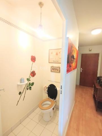 À VENDRE – Appartement T2 de 57 m² à DAMMARIE-LES-LYS

Dans une résidence sécurisée, fermée et recherchée, découvrez cet agréable appartement de 57 m², situé au 4ᵉ étage avec ascenseur.

Il se compose d’une entrée avec placard, d’une salle d’eau, de WC séparés, d’un salon avec cuisine ouverte, aménagée et équipée, ainsi que d’une chambre avec rangement.

Le bien est vendu avec un garage fermé en sous-sol (box).

Charges de copropriété : 130 € par mois, comprenant l’eau froide et l’entretien des espaces communs.

💰 Prix : 159 000 € frais d’agence inclus

Un appartement idéal pour une résidence principale ou un investissement, au sein d’une résidence appréciée et sécurisée.