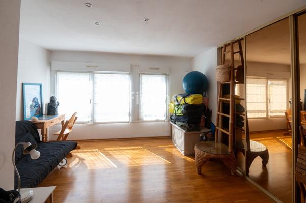 Très bel attique 149 m² env. avec terrasse 63 m², 2 parkings et cave