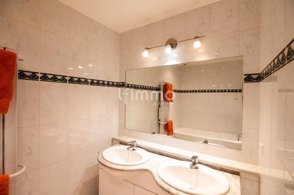 Très bel attique 149 m² env. avec terrasse 63 m², 2 parkings et cave