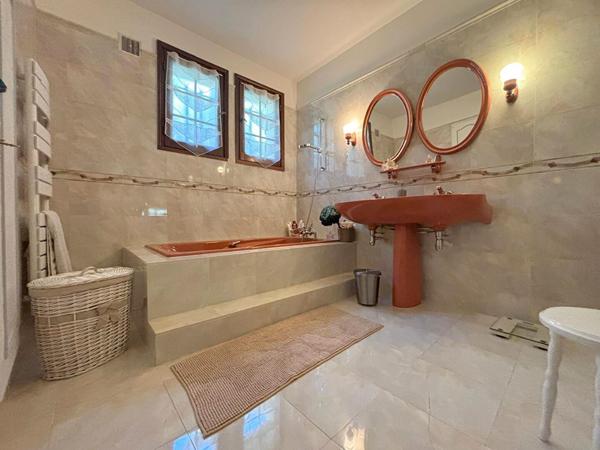 Maison Chancelade 200 m2 Sur sous sol avec parc arboré clos
