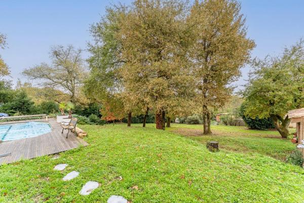 jolie maison situé à Baurech proche de toute commodité pas de travaux a prévoir avec sa belle superficie intérieure comme extérieure avec sa piscine