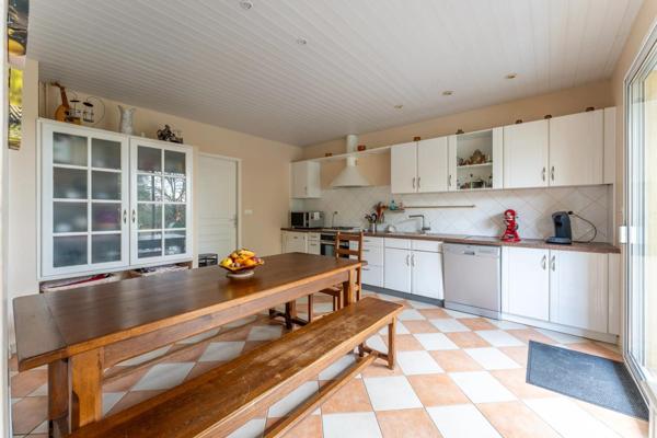 jolie maison situé à Baurech proche de toute commodité pas de travaux a prévoir avec sa belle superficie intérieure comme extérieure avec sa piscine