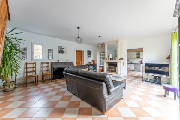 jolie maison situé à Baurech proche de toute commodité pas de travaux a prévoir avec sa belle superficie intérieure comme extérieure avec sa piscine