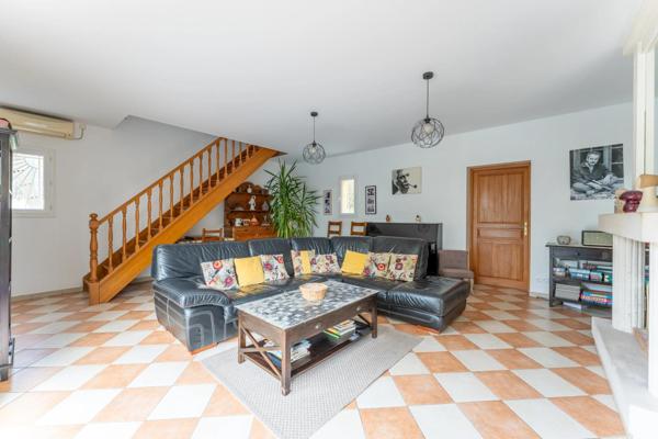 jolie maison situé à Baurech proche de toute commodité pas de travaux a prévoir avec sa belle superficie intérieure comme extérieure avec sa piscine