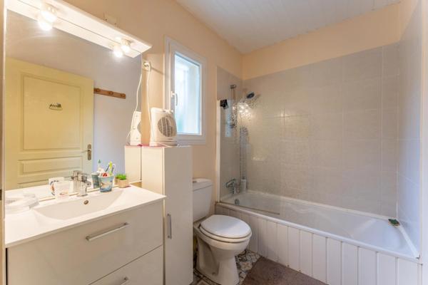 jolie maison situé à Baurech proche de toute commodité pas de travaux a prévoir avec sa belle superficie intérieure comme extérieure avec sa piscine