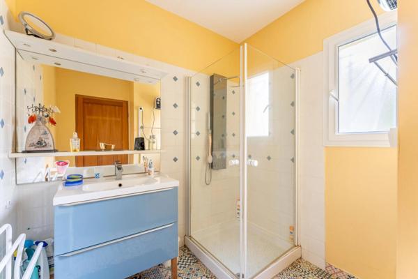 jolie maison situé à Baurech proche de toute commodité pas de travaux a prévoir avec sa belle superficie intérieure comme extérieure avec sa piscine