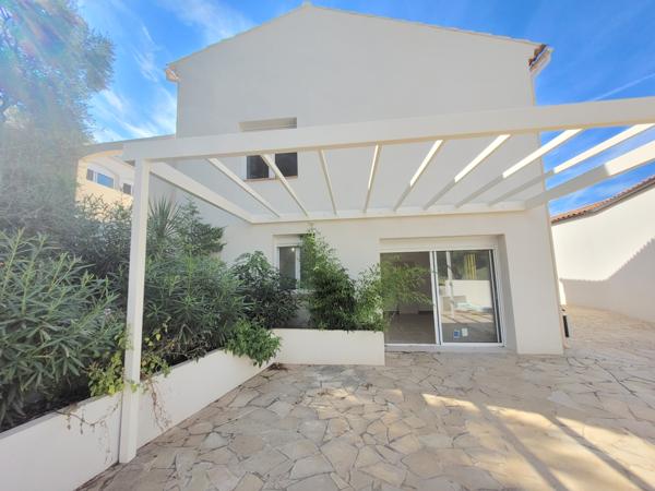Appartement
         1 pièce
        - 28 m² 220 000 € *