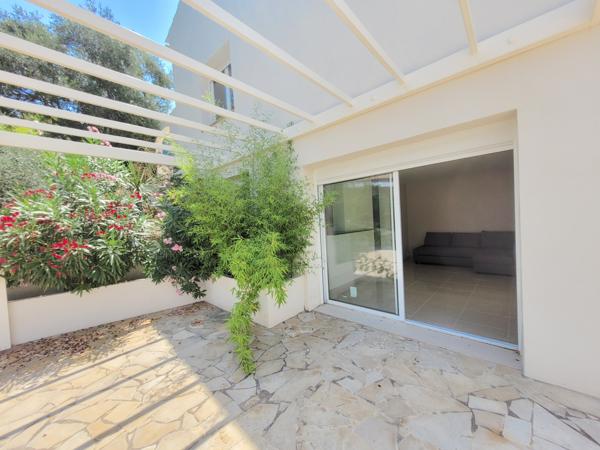 Appartement
         1 pièce
        - 28 m² 220 000 € *