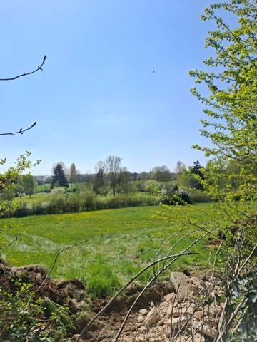 Jolie Maison 5 pièces rénovée, Fresnay sur Sarthe, et Bâtisse en pierre, hangar avec jardin.
