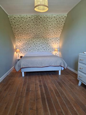 Jolie Maison 5 pièces rénovée, Fresnay sur Sarthe, et Bâtisse en pierre, hangar avec jardin.