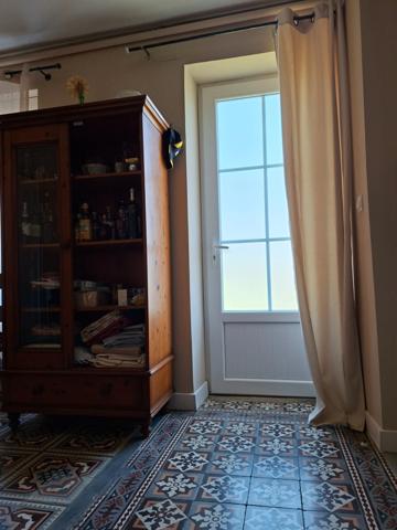 Jolie Maison 5 pièces rénovée, Fresnay sur Sarthe, et Bâtisse en pierre, hangar avec jardin.