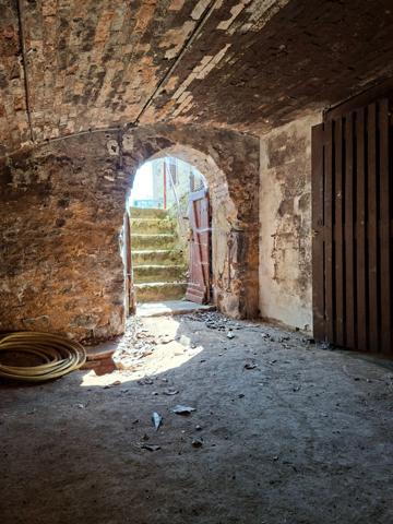 Jolie Maison 5 pièces rénovée, Fresnay sur Sarthe, et Bâtisse en pierre, hangar avec jardin.