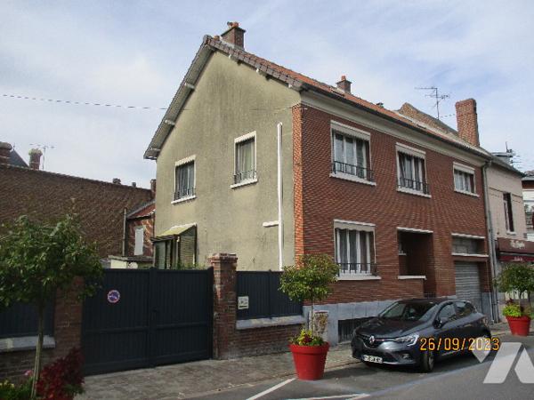 A HAM (SOMME) 80400 maison à usage d'habitation  de cinq chambres avec garage