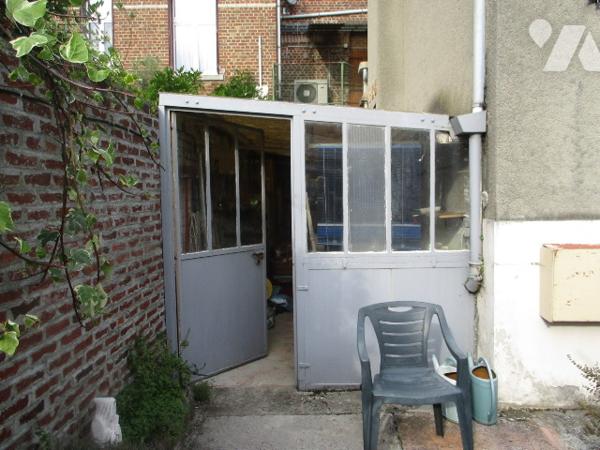 A HAM (SOMME) 80400 maison à usage d'habitation  de cinq chambres avec garage