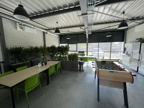 Bâtiment récent de Bureaux, stockage à vendre à Loriol-sur-Drome avec parking sécurisé