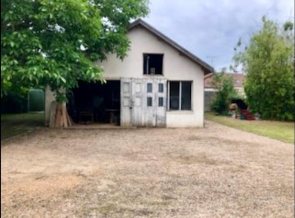 Beau terrain plat avec grand atelier aménageable