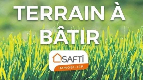 Beau terrain plat avec grand atelier aménageable