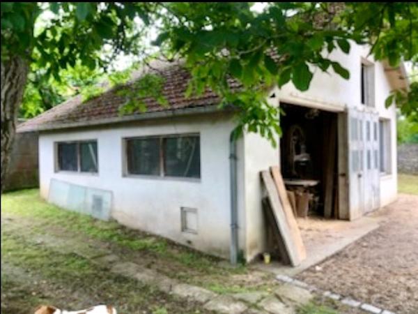 Beau terrain plat avec grand atelier aménageable