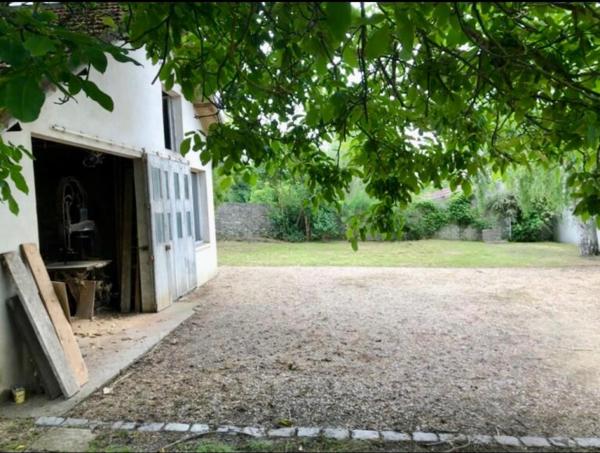 Beau terrain plat avec grand atelier aménageable