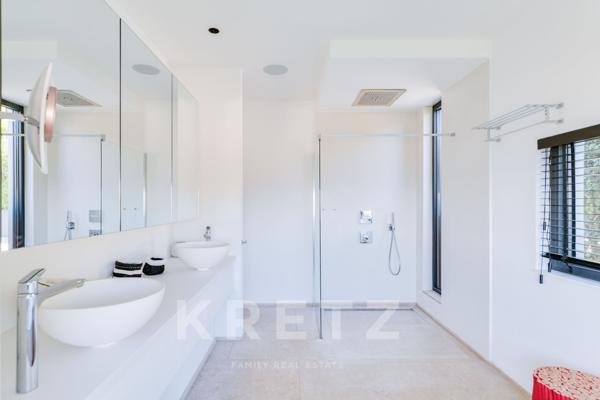 Villa d'architecte vue exceptionnelle sur le Golfe de Saint-Tropez