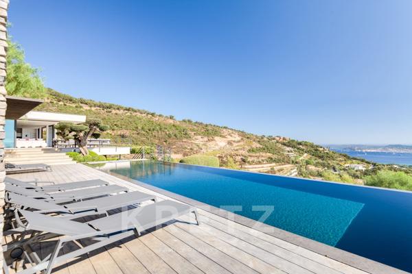Villa d'architecte vue exceptionnelle sur le Golfe de Saint-Tropez