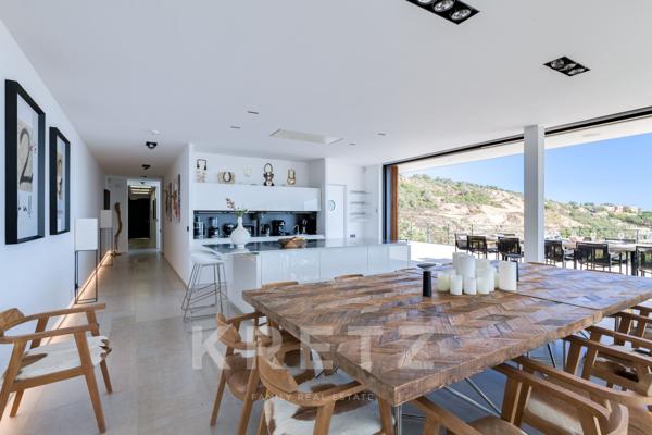 Villa d'architecte vue exceptionnelle sur le Golfe de Saint-Tropez