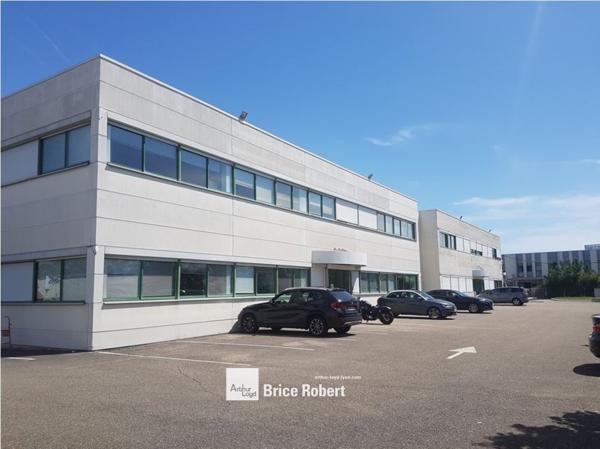Bureaux à louer à Vaulx-en-Velin avec entrée indépendante et parkings