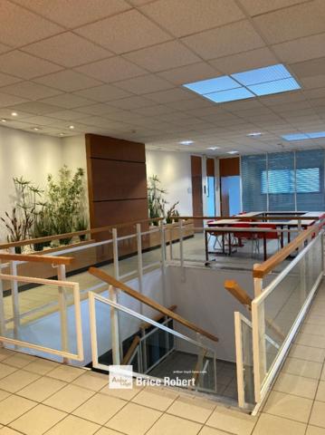 Bureaux à louer à Vaulx-en-Velin avec entrée indépendante et parkings
