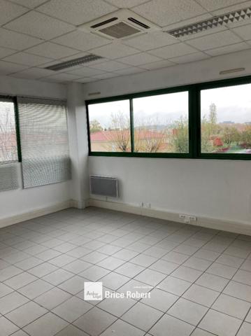 Bureaux à louer à Vaulx-en-Velin avec entrée indépendante et parkings