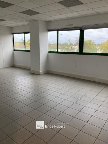 Bureaux à louer à Vaulx-en-Velin avec entrée indépendante et parkings