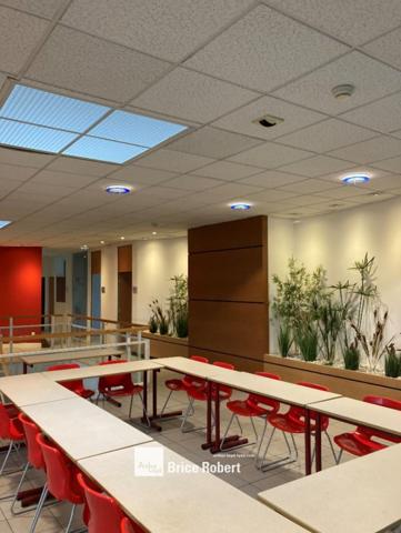 Bureaux à louer à Vaulx-en-Velin avec entrée indépendante et parkings