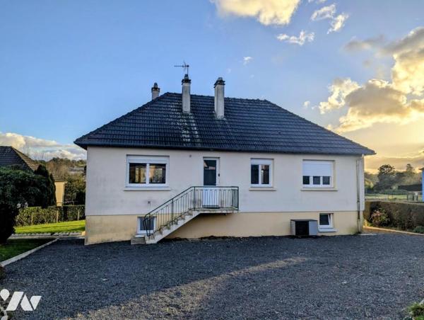 A vendre  à QUIBOU dans bourg, maison des années 1960 sur sous-sol complet
