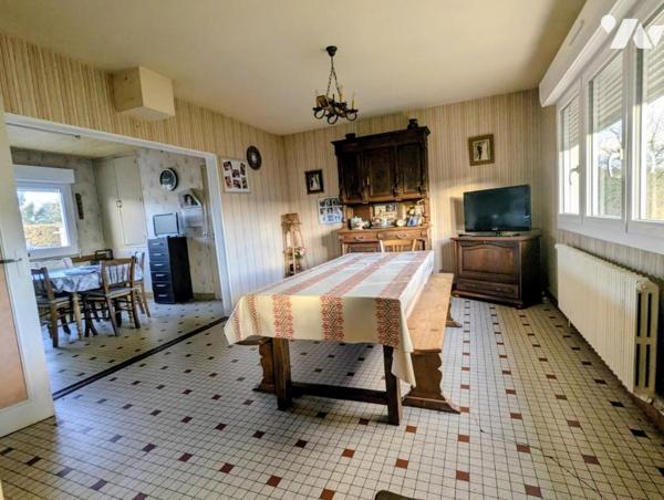 A vendre  à QUIBOU dans bourg, maison des années 1960 sur sous-sol complet