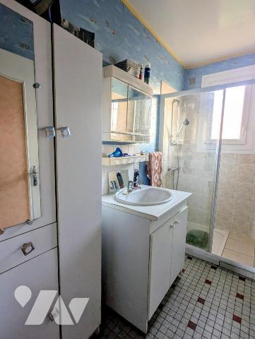 A vendre  à QUIBOU dans bourg, maison des années 1960 sur sous-sol complet