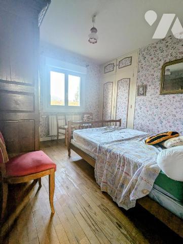 A vendre  à QUIBOU dans bourg, maison des années 1960 sur sous-sol complet