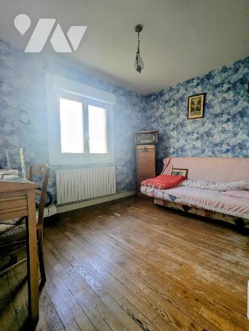 A vendre  à QUIBOU dans bourg, maison des années 1960 sur sous-sol complet