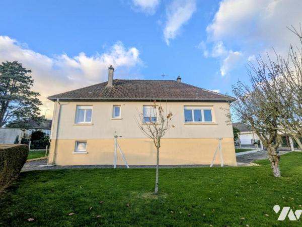 A vendre  à QUIBOU dans bourg, maison des années 1960 sur sous-sol complet