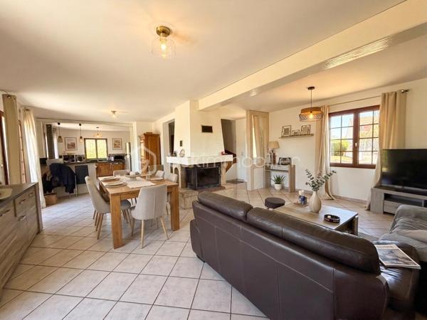 Au calme , à quelques minutes de Gisors, idéal pour une famille découvrez cette superbe maison , dés l'entrée vous serez séduit par une très belle pièce de vie vaste et lumineuse avec une cheminée insert centrale , une cuisine ouverte aménagée et équipée , une chambre et un wc indépendant complètent le rez de chaussée .
A l'étage un palier dessert 3 grandes chambres dont une avec dressing , une salle de bains avec douche et un wc indépendant .
nombreux stationnement pour véhicules , sous sol total , terrain clos d'environ 2300m2 avec une belle terrasse