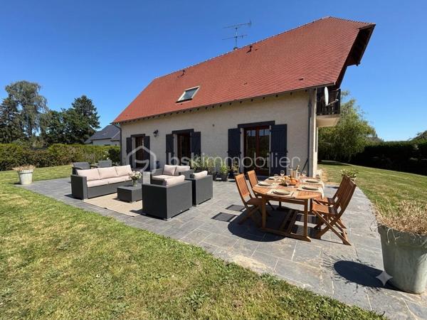 Au calme , à quelques minutes de Gisors, idéal pour une famille découvrez cette superbe maison , dés l'entrée vous serez séduit par une très belle pièce de vie vaste et lumineuse avec une cheminée insert centrale , une cuisine ouverte aménagée et équipée , une chambre et un wc indépendant complètent le rez de chaussée .
A l'étage un palier dessert 3 grandes chambres dont une avec dressing , une salle de bains avec douche et un wc indépendant .
nombreux stationnement pour véhicules , sous sol total , terrain clos d'environ 2300m2 avec une belle terrasse