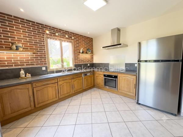 Au calme , à quelques minutes de Gisors, idéal pour une famille découvrez cette superbe maison , dés l'entrée vous serez séduit par une très belle pièce de vie vaste et lumineuse avec une cheminée insert centrale , une cuisine ouverte aménagée et équipée , une chambre et un wc indépendant complètent le rez de chaussée .
A l'étage un palier dessert 3 grandes chambres dont une avec dressing , une salle de bains avec douche et un wc indépendant .
nombreux stationnement pour véhicules , sous sol total , terrain clos d'environ 2300m2 avec une belle terrasse