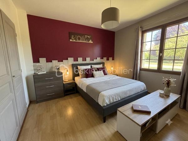 Au calme , à quelques minutes de Gisors, idéal pour une famille découvrez cette superbe maison , dés l'entrée vous serez séduit par une très belle pièce de vie vaste et lumineuse avec une cheminée insert centrale , une cuisine ouverte aménagée et équipée , une chambre et un wc indépendant complètent le rez de chaussée .
A l'étage un palier dessert 3 grandes chambres dont une avec dressing , une salle de bains avec douche et un wc indépendant .
nombreux stationnement pour véhicules , sous sol total , terrain clos d'environ 2300m2 avec une belle terrasse
