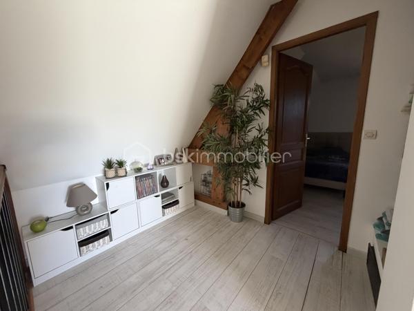 Au calme , à quelques minutes de Gisors, idéal pour une famille découvrez cette superbe maison , dés l'entrée vous serez séduit par une très belle pièce de vie vaste et lumineuse avec une cheminée insert centrale , une cuisine ouverte aménagée et équipée , une chambre et un wc indépendant complètent le rez de chaussée .
A l'étage un palier dessert 3 grandes chambres dont une avec dressing , une salle de bains avec douche et un wc indépendant .
nombreux stationnement pour véhicules , sous sol total , terrain clos d'environ 2300m2 avec une belle terrasse
