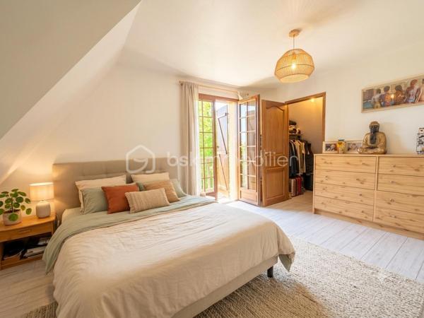 Au calme , à quelques minutes de Gisors, idéal pour une famille découvrez cette superbe maison , dés l'entrée vous serez séduit par une très belle pièce de vie vaste et lumineuse avec une cheminée insert centrale , une cuisine ouverte aménagée et équipée , une chambre et un wc indépendant complètent le rez de chaussée .
A l'étage un palier dessert 3 grandes chambres dont une avec dressing , une salle de bains avec douche et un wc indépendant .
nombreux stationnement pour véhicules , sous sol total , terrain clos d'environ 2300m2 avec une belle terrasse